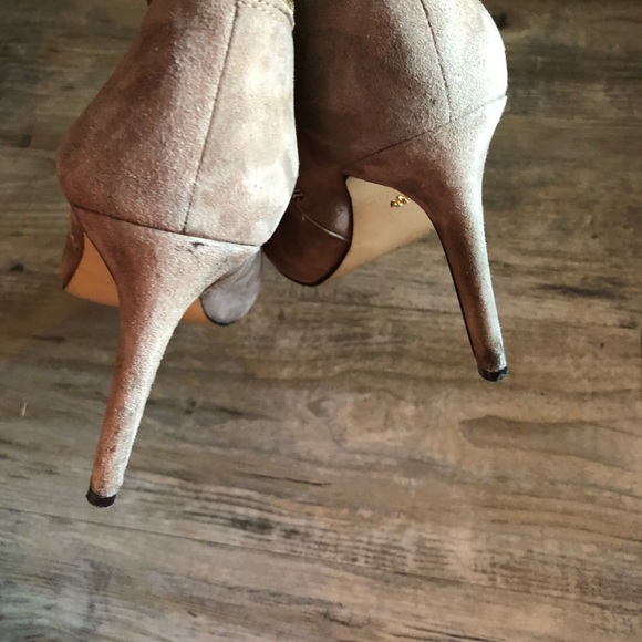 Ann Taylor peep toe heel booties. Suede. Size 7 - Picture 5 of 7